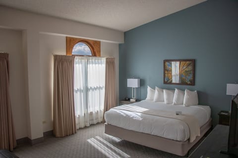 Standard Room | In-room safe, individually decorated, individually furnished, desk