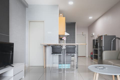 City Studio | Private kitchen | Fridge, microwave, stovetop, cookware/dishes/utensils