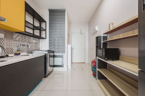 City Studio | Private kitchen | Fridge, microwave, stovetop, cookware/dishes/utensils