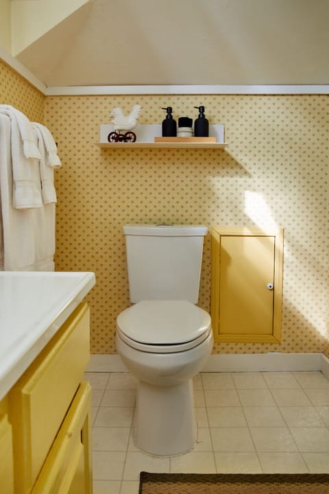 Standard Double Room | Bathroom | Free toiletries, hair dryer, towels, soap