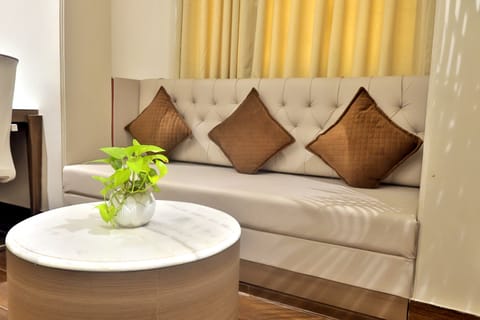 Executive Room | Egyptian cotton sheets, premium bedding, minibar, desk