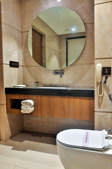 Executive Room | Bathroom | Shower, rainfall showerhead, free toiletries, bidet