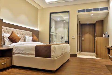 Executive Room | Egyptian cotton sheets, premium bedding, minibar, desk