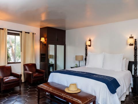 Estate Deluxe Guestroom | Premium bedding, in-room safe, desk, blackout drapes