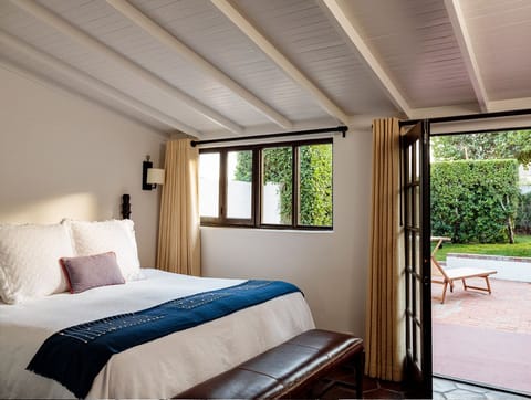 Estate Premium Patio Guestroom | Premium bedding, in-room safe, desk, blackout drapes