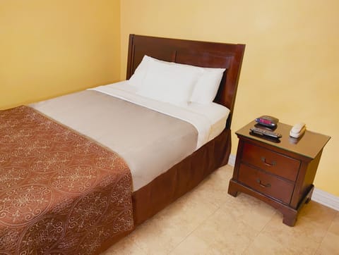 Standard Room, 1 Queen Bed, Non Smoking, Refrigerator & Microwave | Soundproofing, iron/ironing board, free WiFi, bed sheets
