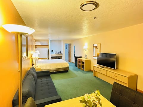 Deluxe Room, 1 King Bed, Non Smoking, Hot Tub | Egyptian cotton sheets, premium bedding, desk, soundproofing