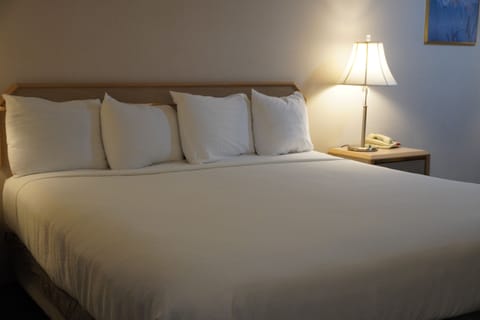 Standard Room, 1 King Bed, Non Smoking | Egyptian cotton sheets, premium bedding, desk, soundproofing