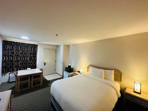 Standard Room, 1 Queen Bed, Non Smoking | Egyptian cotton sheets, premium bedding, desk, soundproofing