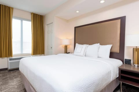 Deluxe Suite, 1 King Bed, Non Smoking | Premium bedding, pillowtop beds, in-room safe, desk