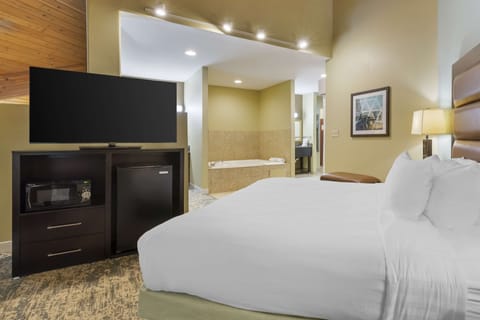 Suite, 1 King Bed, Non Smoking, Jetted Tub (Oversized Room) | In-room safe, desk, laptop workspace, blackout drapes