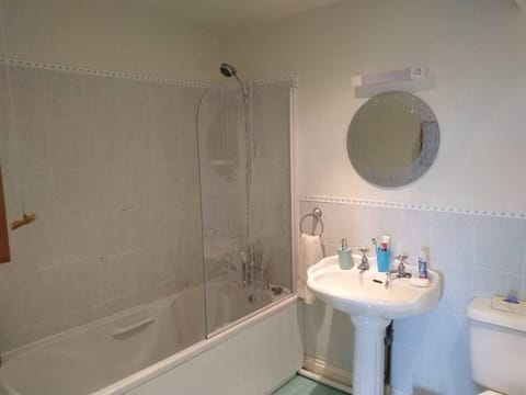 Apartment | Bathroom | Combined shower/tub, deep soaking tub, hair dryer, towels