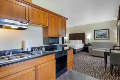 Suite, 1 King Bed, Non Smoking, Kitchenette | In-room safe, desk, blackout drapes, iron/ironing board