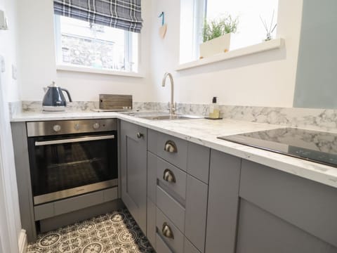 Cottage | Private kitchen | Fridge, electric kettle, toaster, cookware/dishes/utensils