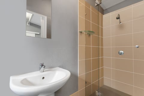 Deluxe Cabin | Bathroom | Shower, rainfall showerhead, towels, soap