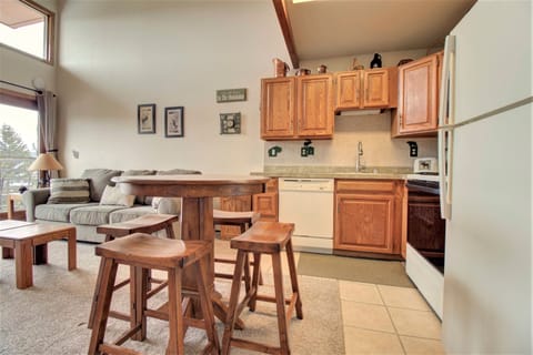 Condo, 1 Bedroom | Private kitchen | Fridge, oven, coffee/tea maker, toaster