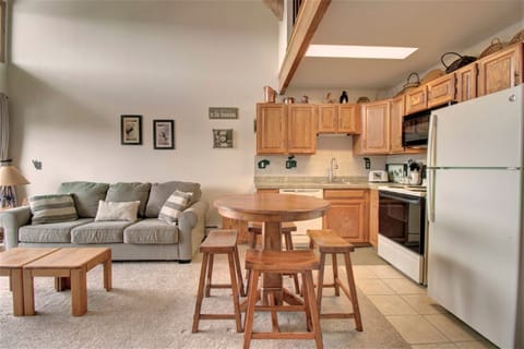 Condo, 1 Bedroom | Private kitchen | Fridge, oven, coffee/tea maker, toaster