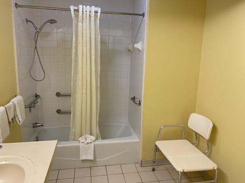 Single Room, Accessible | Bathroom | Combined shower/tub, free toiletries, hair dryer, towels