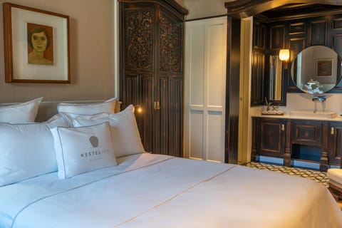 Premium Room | Egyptian cotton sheets, premium bedding, memory foam beds, minibar