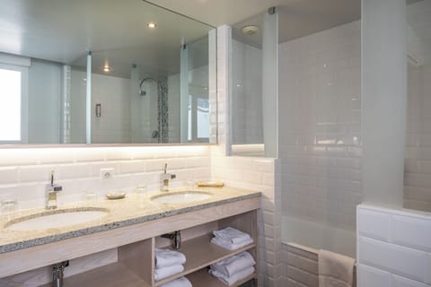 Suite Villa | Bathroom | Free toiletries, hair dryer, bathrobes, slippers