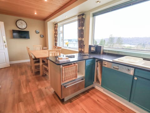 Cottage | Private kitchen | Fridge, dishwasher, cookware/dishes/utensils