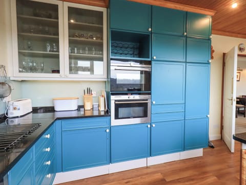 Cottage | Private kitchen | Fridge, dishwasher, cookware/dishes/utensils