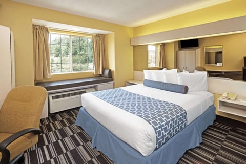 Room, 1 King Bed, Non Smoking | Egyptian cotton sheets, premium bedding, pillowtop beds, minibar