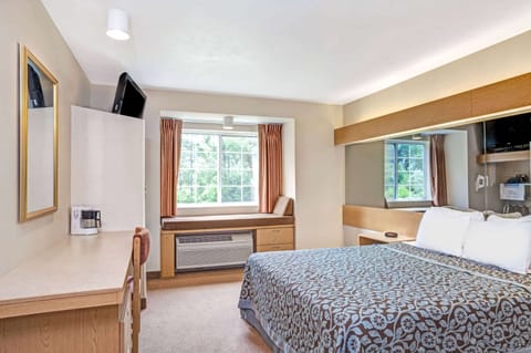 Standard Room, 1 Queen Bed | In-room safe, iron/ironing board, free cribs/infant beds, rollaway beds