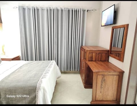 Luxury Double Room, 1 Bedroom, Non Smoking, Garden View | Television