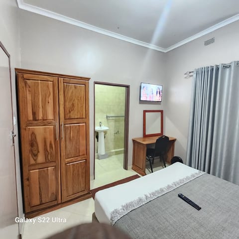 Luxury Double Room, 1 Bedroom, Non Smoking, Garden View | Bathroom | Shower, rainfall showerhead, free toiletries