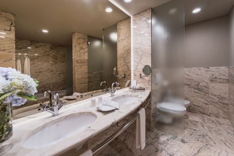 Junior Suite | Bathroom | Hair dryer, bidet, towels