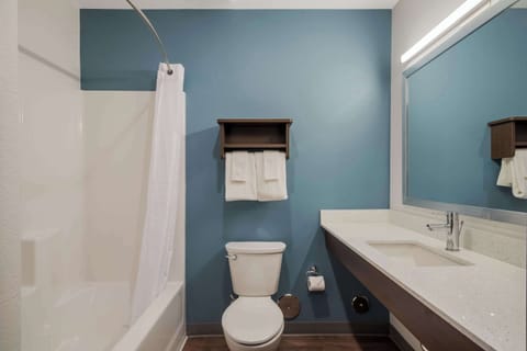 Separate tub and shower, towels