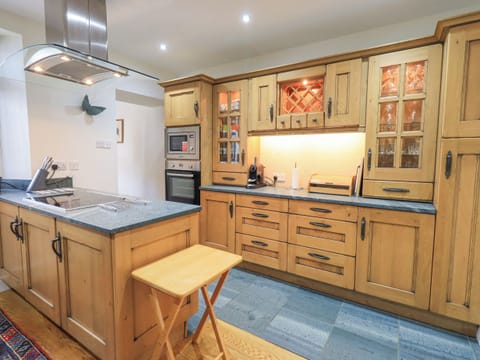Cottage | Private kitchen | Fridge, dishwasher, cookware/dishes/utensils