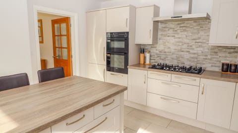 Fridge, dishwasher, cookware/dishes/utensils