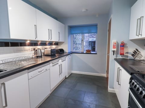 Cottage | Private kitchen | Fridge, dishwasher, cookware/dishes/utensils