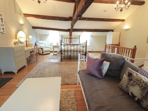 Cottage | 3 bedrooms, individually decorated, individually furnished, desk