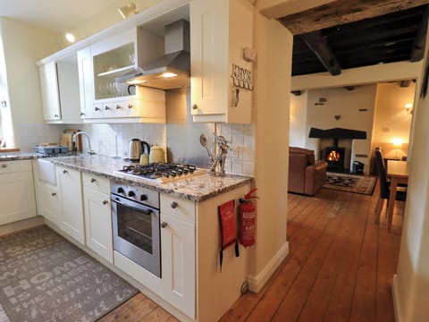 Cottage | Private kitchen | Fridge, dishwasher, electric kettle, toaster