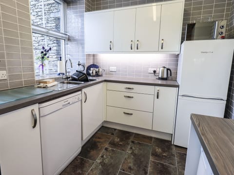Cottage | Private kitchen | Fridge, dishwasher, cookware/dishes/utensils