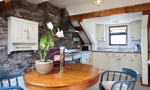 Fridge, cookware/dishes/utensils