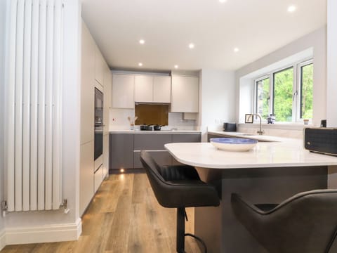 Cottage | Private kitchen | Fridge, dishwasher, electric kettle, toaster