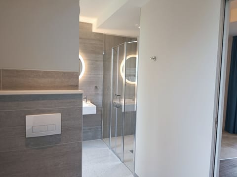 Superior Suite | Bathroom | Hair dryer, towels