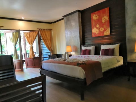 Deluxe Room with Garden View | Free WiFi, bed sheets