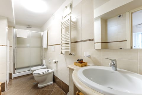 Superior Double or Twin Room, Non Smoking, Pool View | Bathroom | Shower, rainfall showerhead, hair dryer, slippers