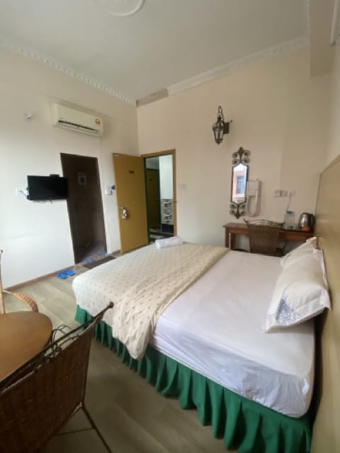 Deluxe Double Room, 1 Queen Bed | Free WiFi, bed sheets