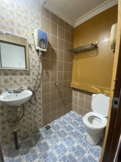 Deluxe Triple Room | Bathroom | Shower, towels