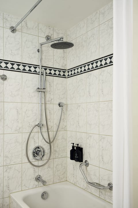Combined shower/tub, rainfall showerhead, eco-friendly toiletries