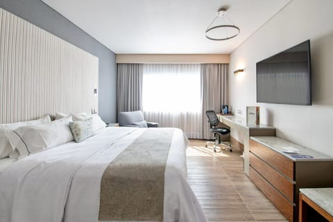 Executive Room, 1 King Bed | In-room safe, desk, laptop workspace, blackout drapes