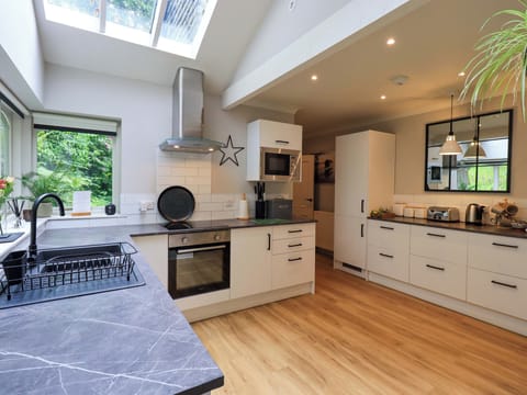 Fridge, dishwasher, cookware/dishes/utensils