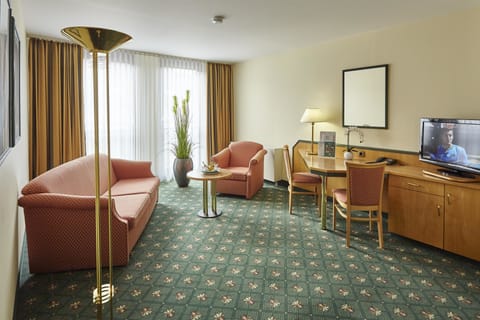 Suite, Garden View | Premium bedding, desk, blackout drapes, free WiFi