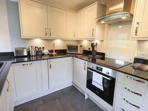 Cottage | Private kitchen | Fridge, dishwasher, cookware/dishes/utensils